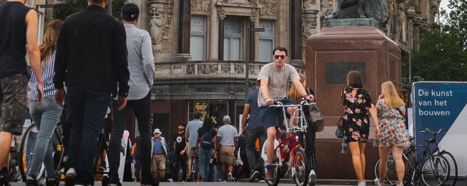 People walking and cycling on the Meir in Antwerp